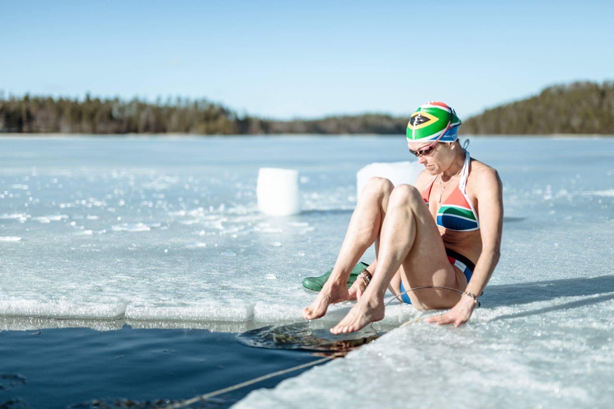 Swim under the cold ice, the woman set a world record