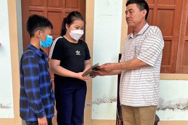 Nghe An: Two 6th graders picked up what was dropped and returned it to the person who lost it
