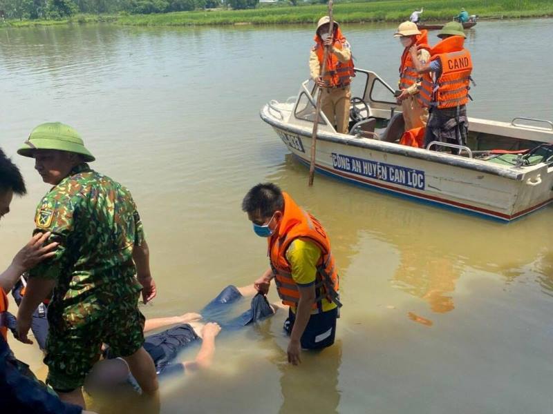 Ha Tinh: Looking for boys with a group of friends, the man drowned on the Le canal