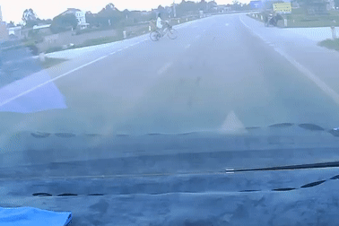 Bẻ lái tránh trẻ nhỏ đạp xe sang đường, tài xế ô tô không ngờ 2 giây sau gặp ngay họa khác