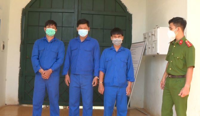 Bắt nhóm người từ TP.HCM lên Đắk Nông tạt chất bẩn vào shop quần áo