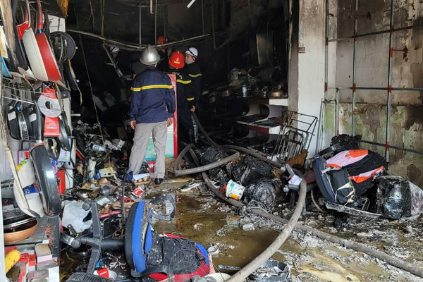 Rescued 4 people trapped in an electrical store that caught fire in the midday sun