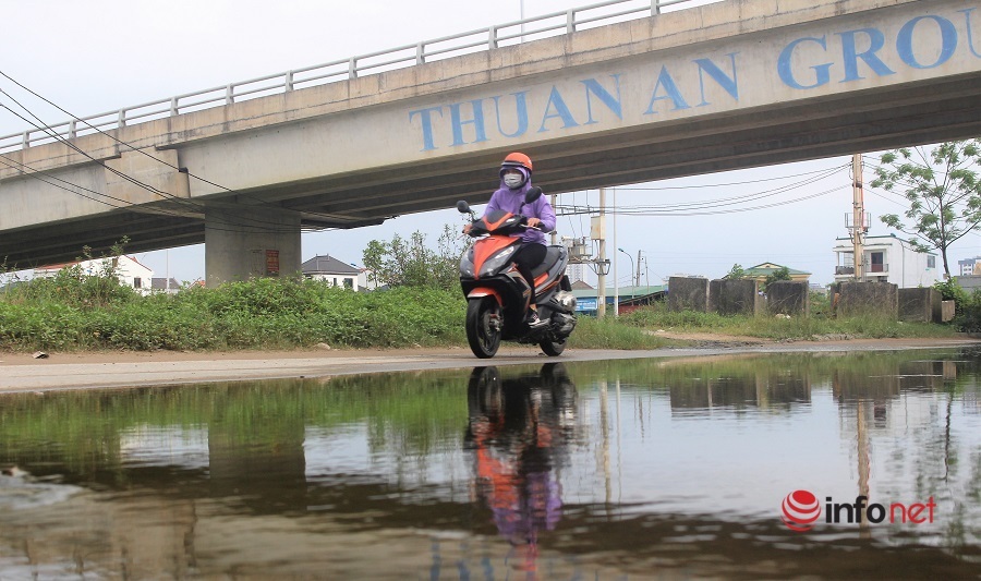 Tuyến đường dở dang hơn chục năm chưa xong ở TP Vinh, ngập nước, rác thải
