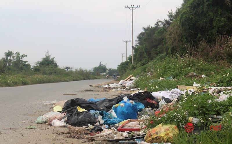 Tuyến đường dở dang hơn chục năm chưa xong ở TP Vinh, ngập nước, rác thải