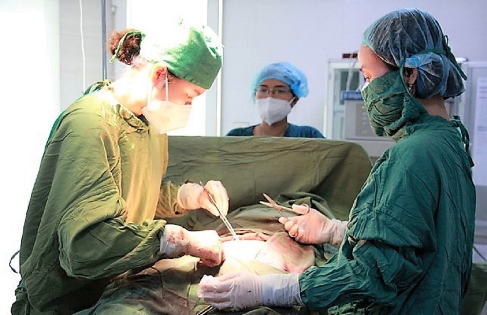 Thinking that she was infertile and pregnant, Nghe An woman did not expect a “huge” cyst weighing 7kg