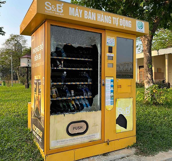 Huế: Nhóm thiếu niên phá hoại 2 máy bán hàng tự động giữa đêm chỉ để lấy 19 lon nước