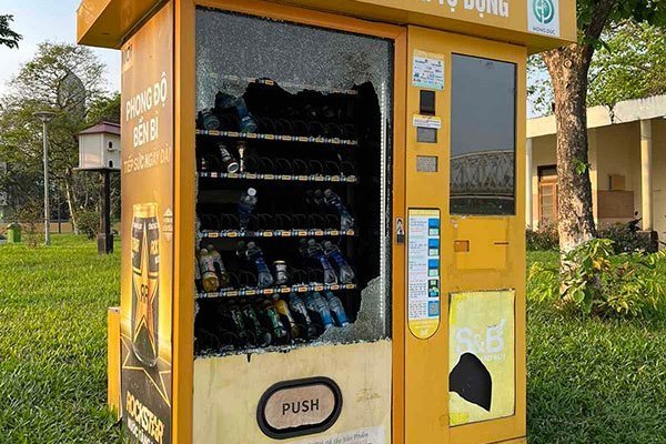 Hue: A group of teenagers vandalize 2 vending machines in the middle of the night just to get 19 cans of water