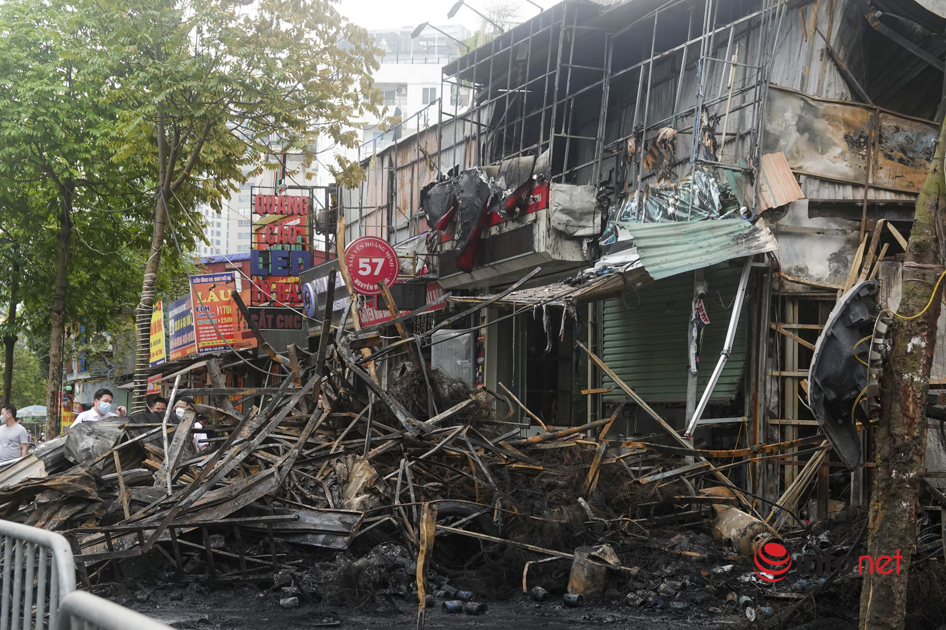 Hanoi: Big fire in 10 shops, high-rise buildings in the night, flames rising tens of meters high, many people lost their minds watching their property burned