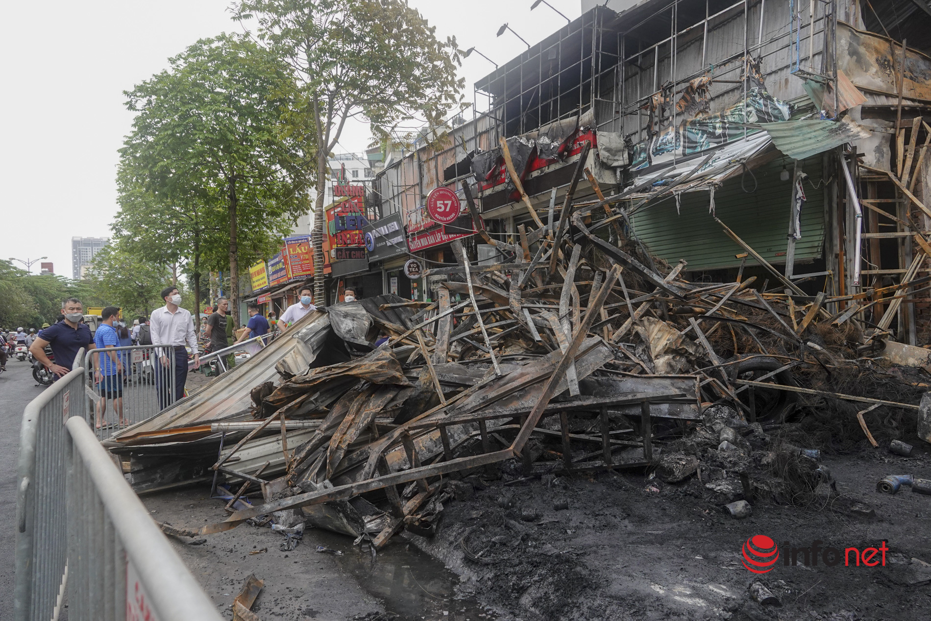 Hanoi: Big fire in 10 shops, high-rise buildings in the night, flames rising tens of meters high, many people lost their minds watching their property burned