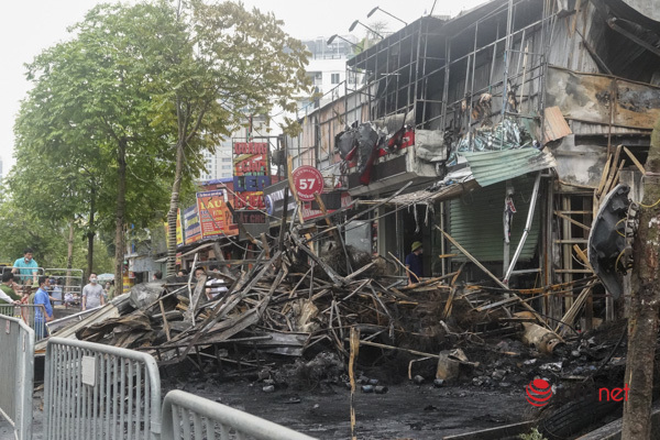 Big fire on Nguyen Hoang Street, flames rising tens of meters high