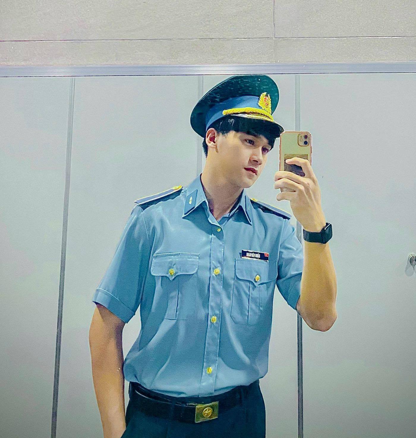 The male student of the Air Force Officer School caused a 'storm' on the internet because of a series of photos of better-looking military uniforms than movie actors
