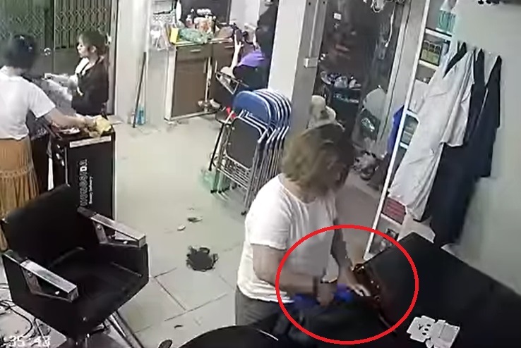 Khách nữ tiện tay ‘chôm’ tiền của chủ tiệm tóc, nào ngờ camera ghi lại rõ nét hành vi đáng xấu hổ