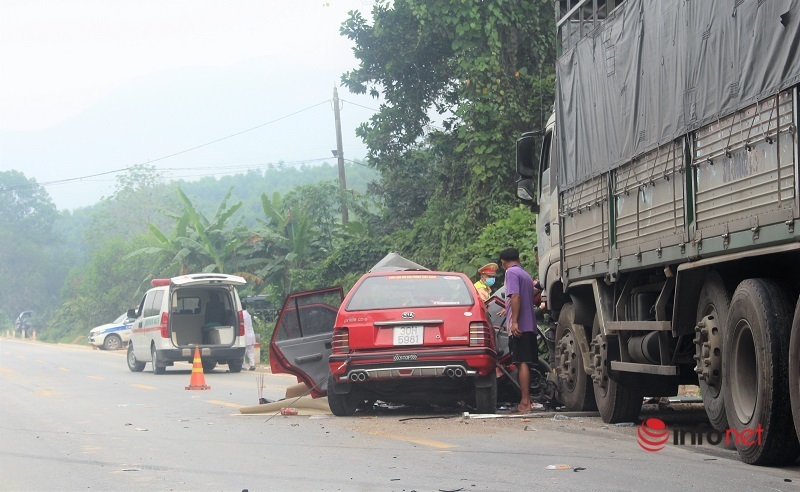 Xe con va chạm xe tải trên đường Hồ Chí Minh, 4 người thương vong