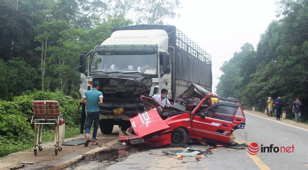 Nghe An: Car collided with a truck on Ho Chi Minh Road, 4 people were injured