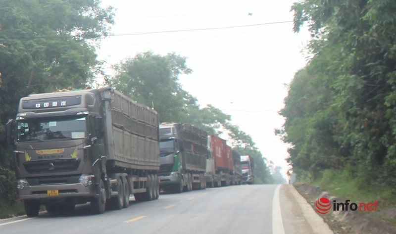 Vụ tai nạn nghiêm trọng ở Nghệ An: Lái xe tải kể lại giây phút kinh hoàng 'né' chiếc xe con lao như bay sang đường