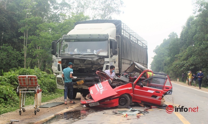 Vụ tai nạn nghiêm trọng ở Nghệ An: Lái xe tải kể lại giây phút kinh hoàng 'né' chiếc xe con lao như bay sang đường