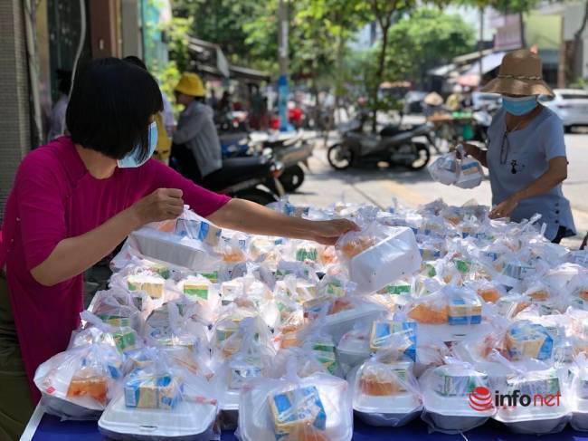 Teachers collect money to open a '0 dong kitchen', also a chef and shipper