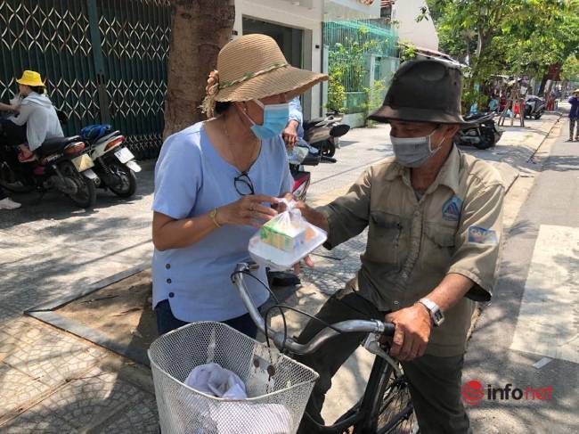 Teachers collect money to open a '0 dong kitchen', also a chef and shipper