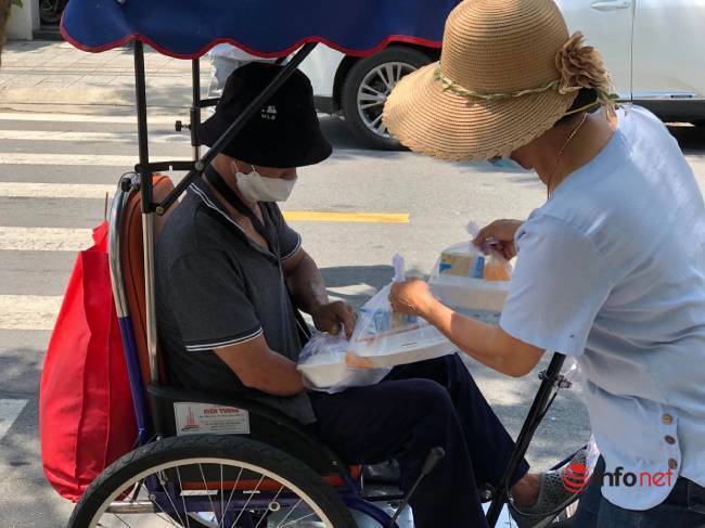 Teachers collect money to open a '0 dong kitchen', also a chef and shipper