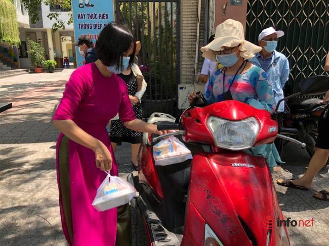 Teachers collect money to open a '0 dong kitchen', also a chef and shipper