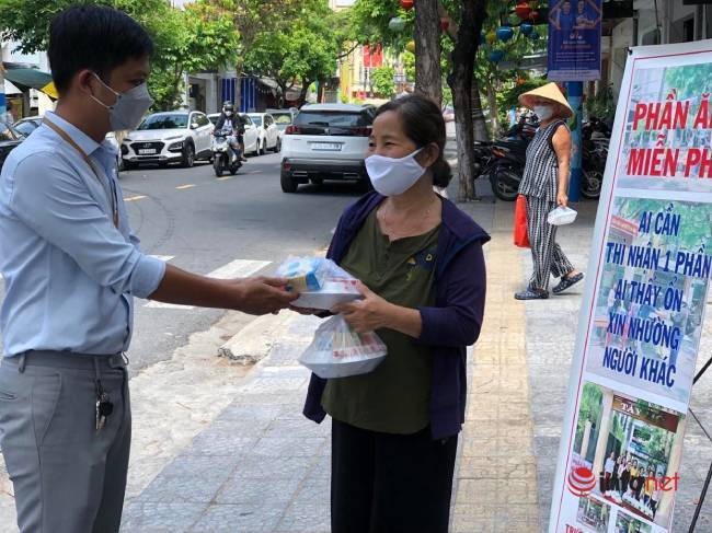 Thầy cô gom tiền mở 'bếp 0 đồng', kiêm luôn đầu bếp, shipper