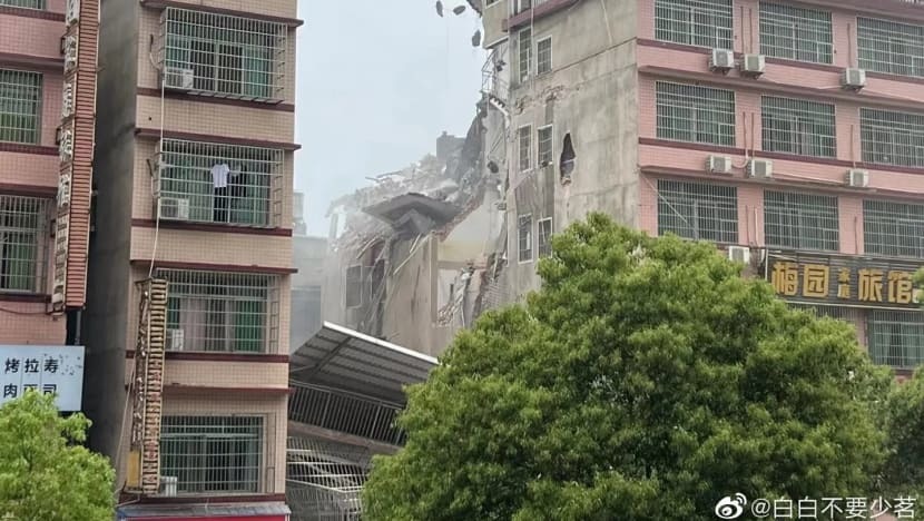 Sập nhà 6 tầng ở Trung Quốc, nhiều người bị chôn vùi, hơn 100 người đang giải cứu