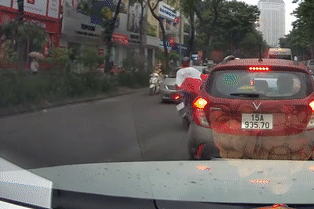 Nữ tài xế chạy xe SH bị cuốn vào gầm ô tô trên phố Hà Nội, nguyên nhân khiến ai nấy vừa thương vừa giận