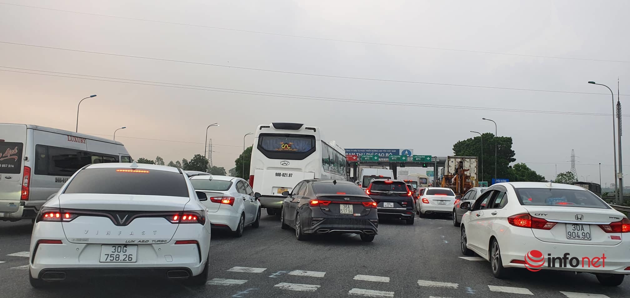 Traffic on the first day of the holiday April 30: National Highway 1A is partially congested, vehicles waiting for each other are extended for a km