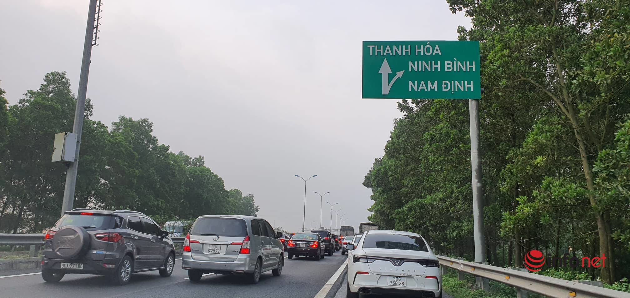 Traffic on the first holiday April 30: National Highway 1A is partially congested, waiting vehicles are extended by one kilometer