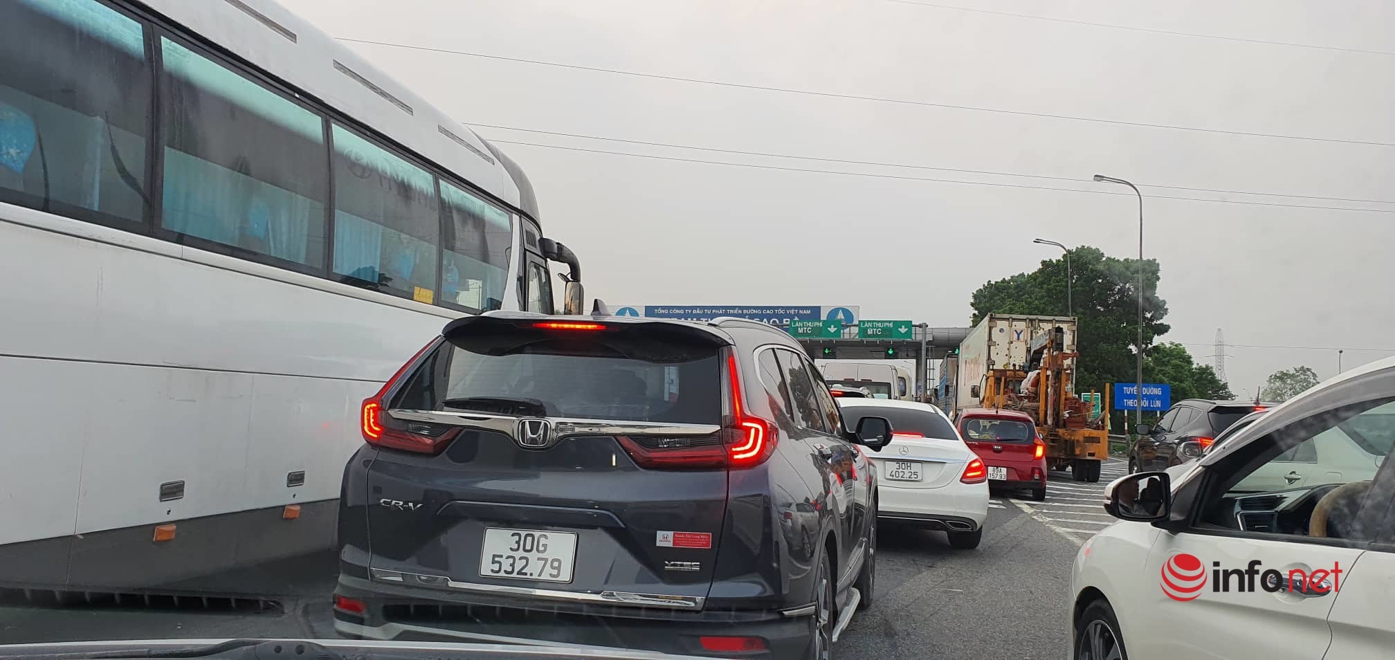 Traffic on the first holiday April 30: National Highway 1A is partially congested, waiting vehicles are extended by one kilometer