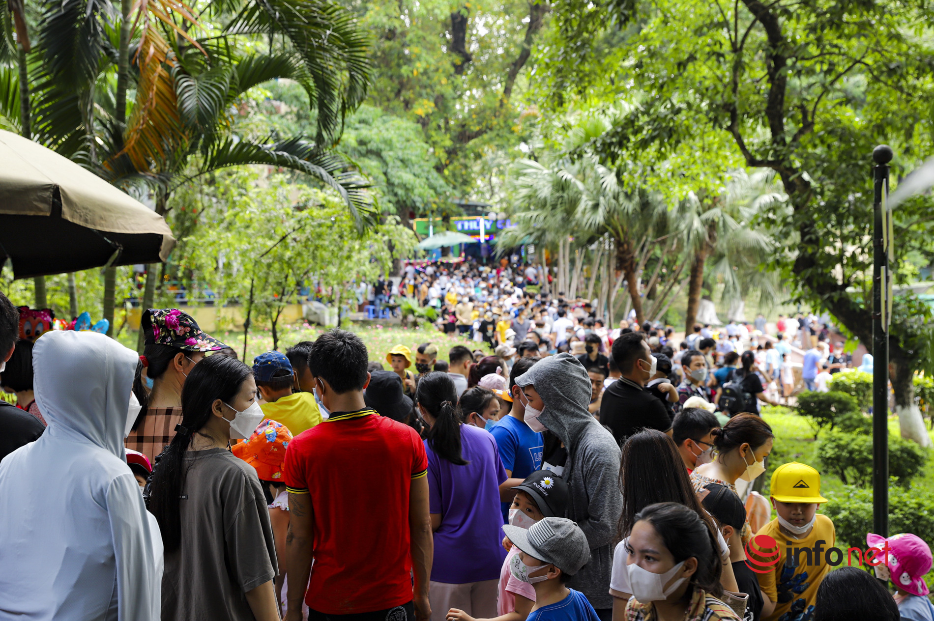 Hàng vạn người đổ về công viên Thủ Lệ ngày nghỉ lễ đầu tiên