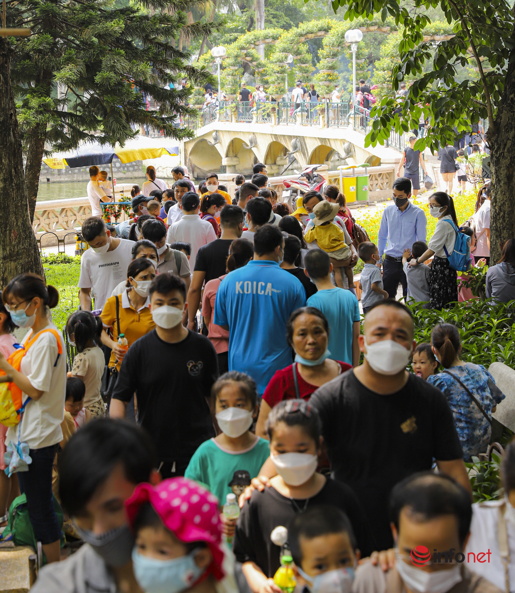 Tens of thousands of people flocked to Thu Le Park on the first public holiday