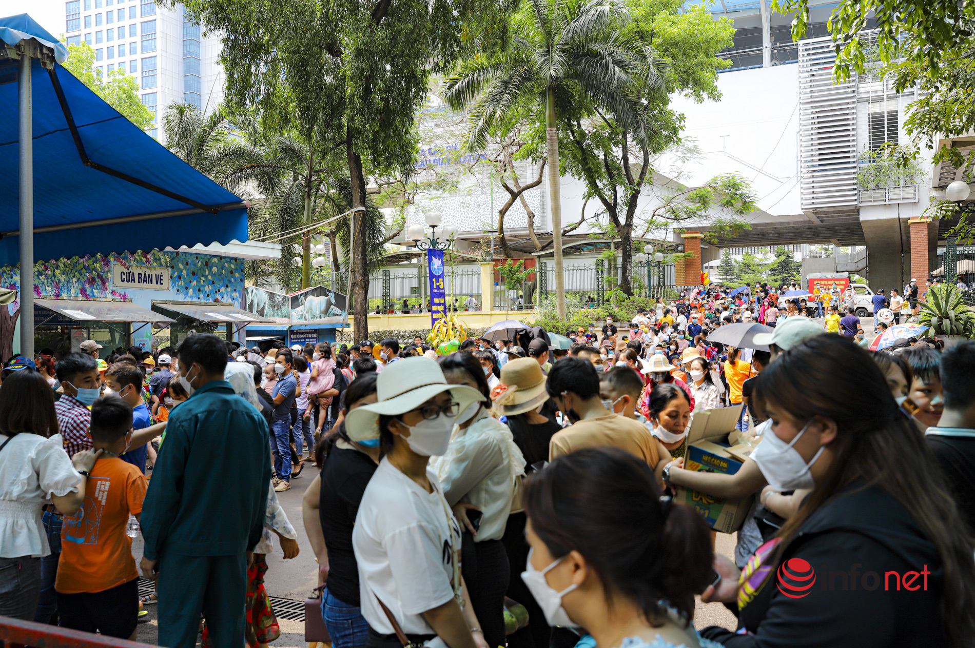 Tens of thousands of people flocked to Thu Le Park on the first public holiday