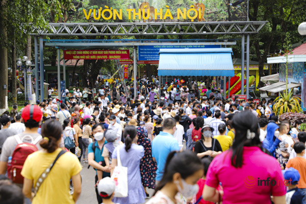 Tens of thousands of people flocked to Thu Le Park on the first day of the holiday