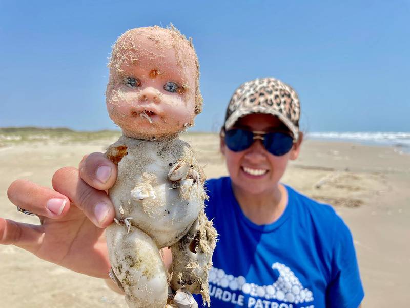 Bí ẩn những con búp bê hình thù kỳ dị nằm trên bờ biển Texas