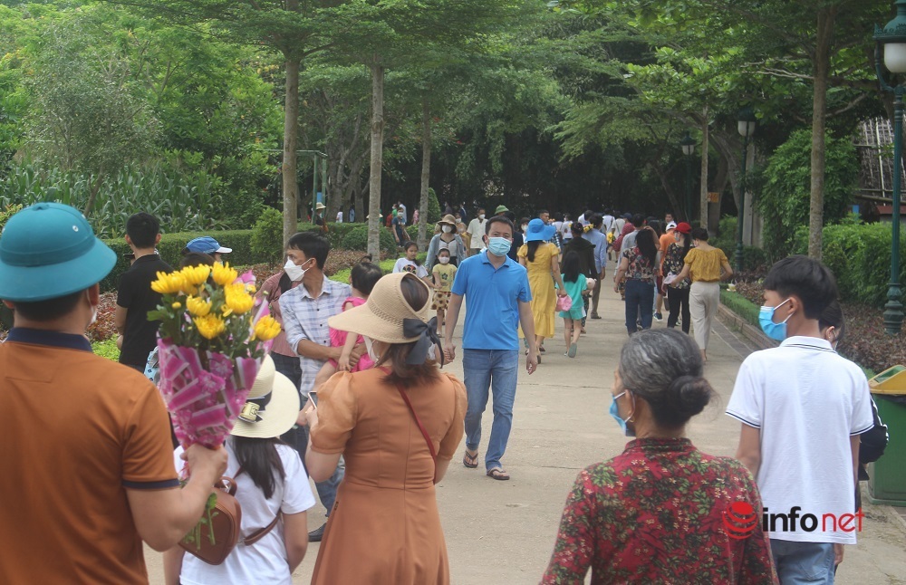 Du khách đổ về thăm quê Bác dịp lễ 30/4, đường vào Khu di tích Kim Liên tắc nghẽn
