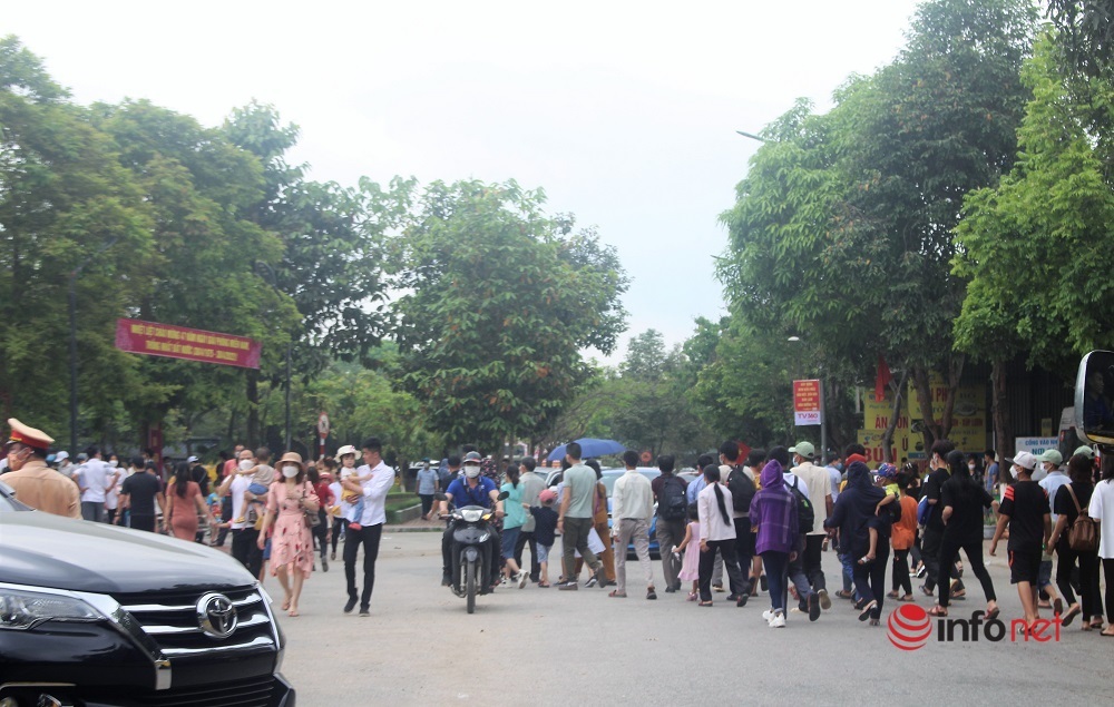 Tourists flock to Uncle Ho's hometown on the occasion of April 30, the road to the Kim Lien relic site is congested