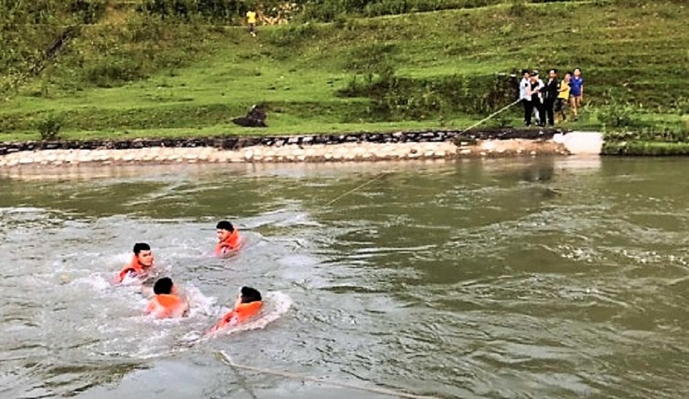 Nghe An: Searching for 2 missing drowning children