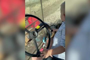 Cậu bé 3 tuổi trổ tài lái máy cày khiến dân mạng 'ngả mũ' thán phục