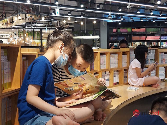Khu vui chơi trong nhà, cửa hàng sách ở Hà Nội thu hút nhiều trẻ đến chơi