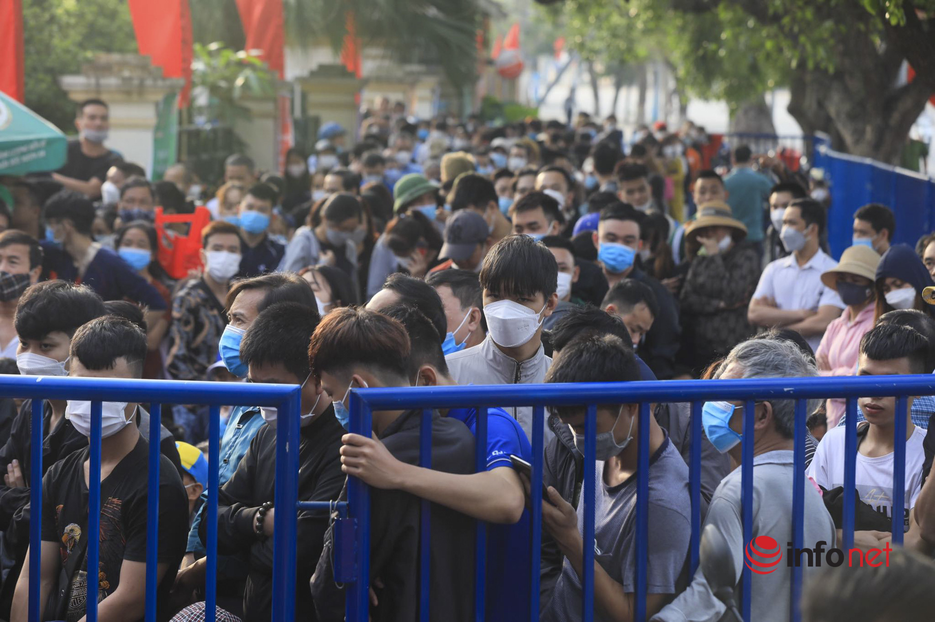 Háo hức chờ xem U23 Việt Nam thi đấu, nghìn người xếp hàng xuyên đêm chờ mua vé ở Phú Thọ