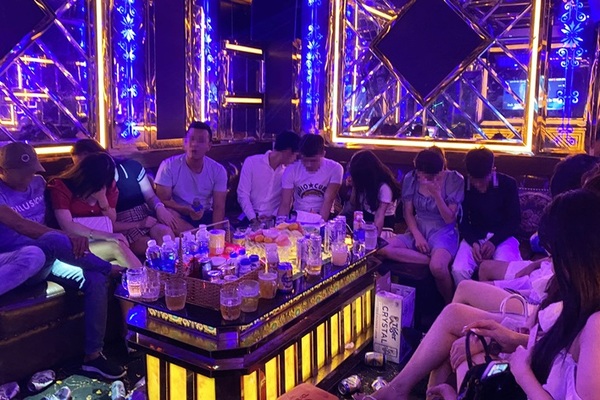 Quảng Nam: Liên tiếp bắt quả tang nhiều khách 'phê' ma túy trong quán karaoke VIP