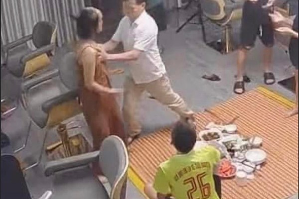 Revealing the cause of the deputy police officer slapping, pushing the young girl’s chest with her hand in Cao Bang