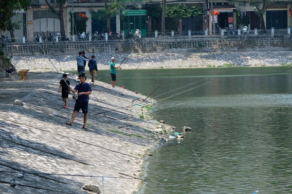 Night fishing rod drowns at Hoang Cau lake