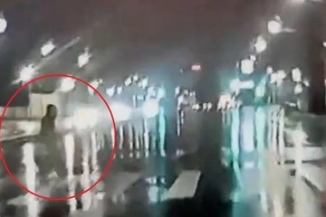 Chạy qua đường trong đêm mưa, người đàn ông bị 4 ô tô đâm liên tiếp tử vong