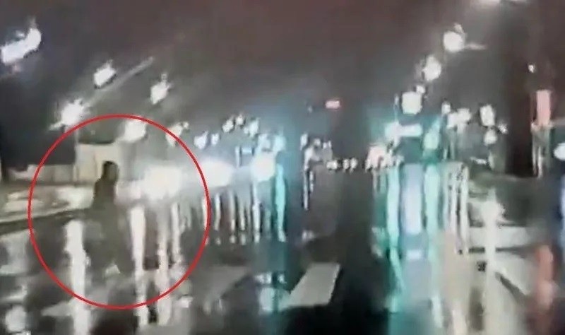 Chạy qua đường trong đêm mưa, người đàn ông bị 4 ô tô đâm liên tiếp tử vong