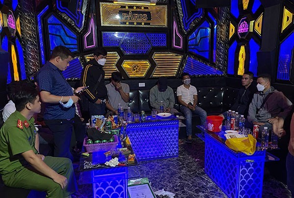 Huế: Bắt quả tang 6 đối tượng thuê phòng karaoke tổ chức sử dụng ma túy