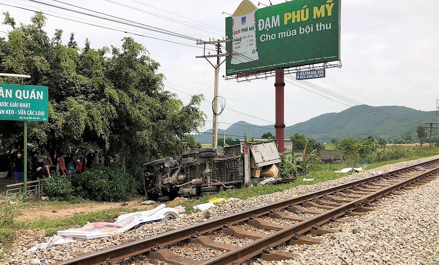 Nghệ An: Tàu hỏa tông xe tải văng xa nhiều mét, 2 người thương vong