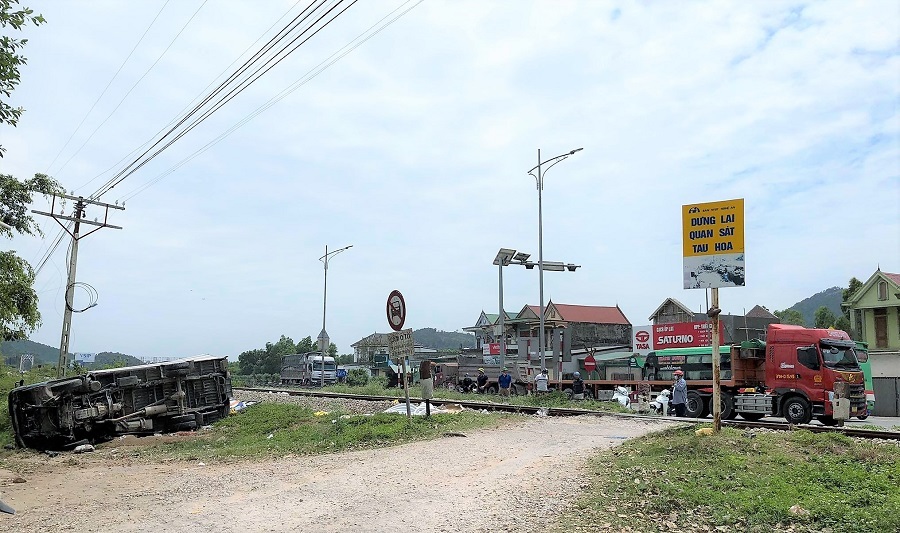 Nghệ An: Tàu hỏa tông xe tải văng xa nhiều mét, 2 người thương vong