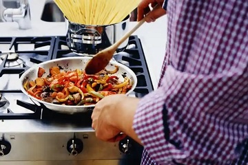 Dân mạng ‘mổ xẻ’ người chồng ngày ngày nấu cơm cho vợ